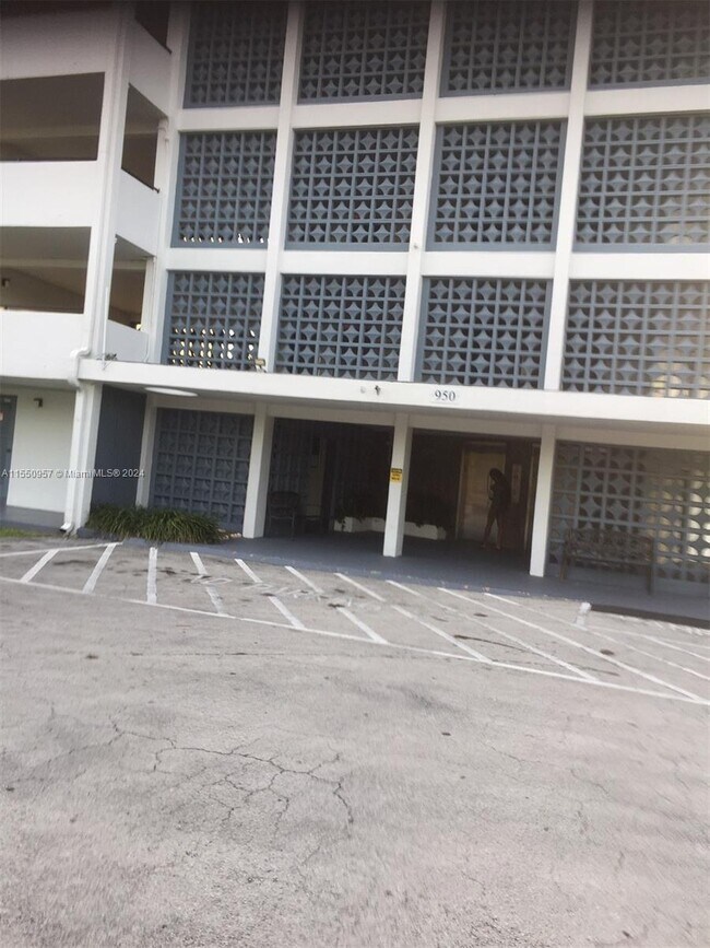 Foto del edificio - 950 Hillcrest Dr
