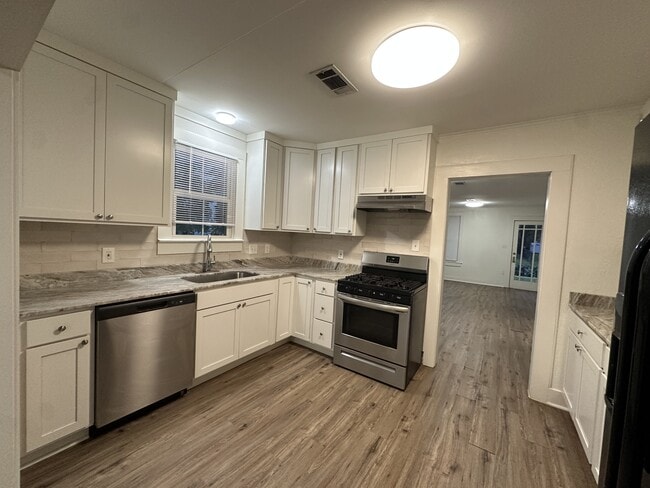 Foto del edificio - 151 Louisa Blvd