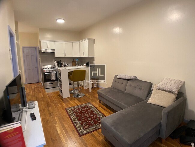 Building Photo - MODERN 2 BED 1 BATH WITH DISHWASHER INCLUDED