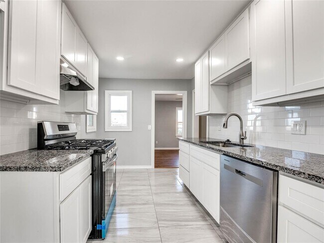Building Photo - 228 W Fairchild Dr