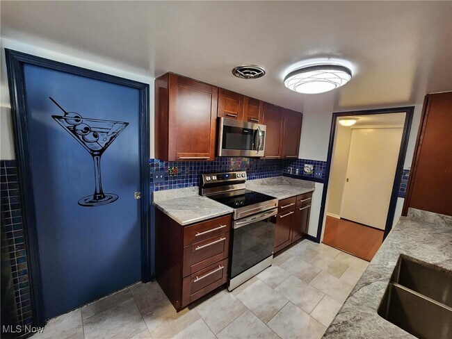 Foto del edificio - 6960 Carriage Hill Dr