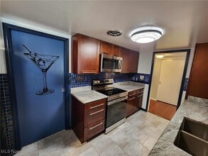 Building Photo - 6960 Carriage Hill Dr