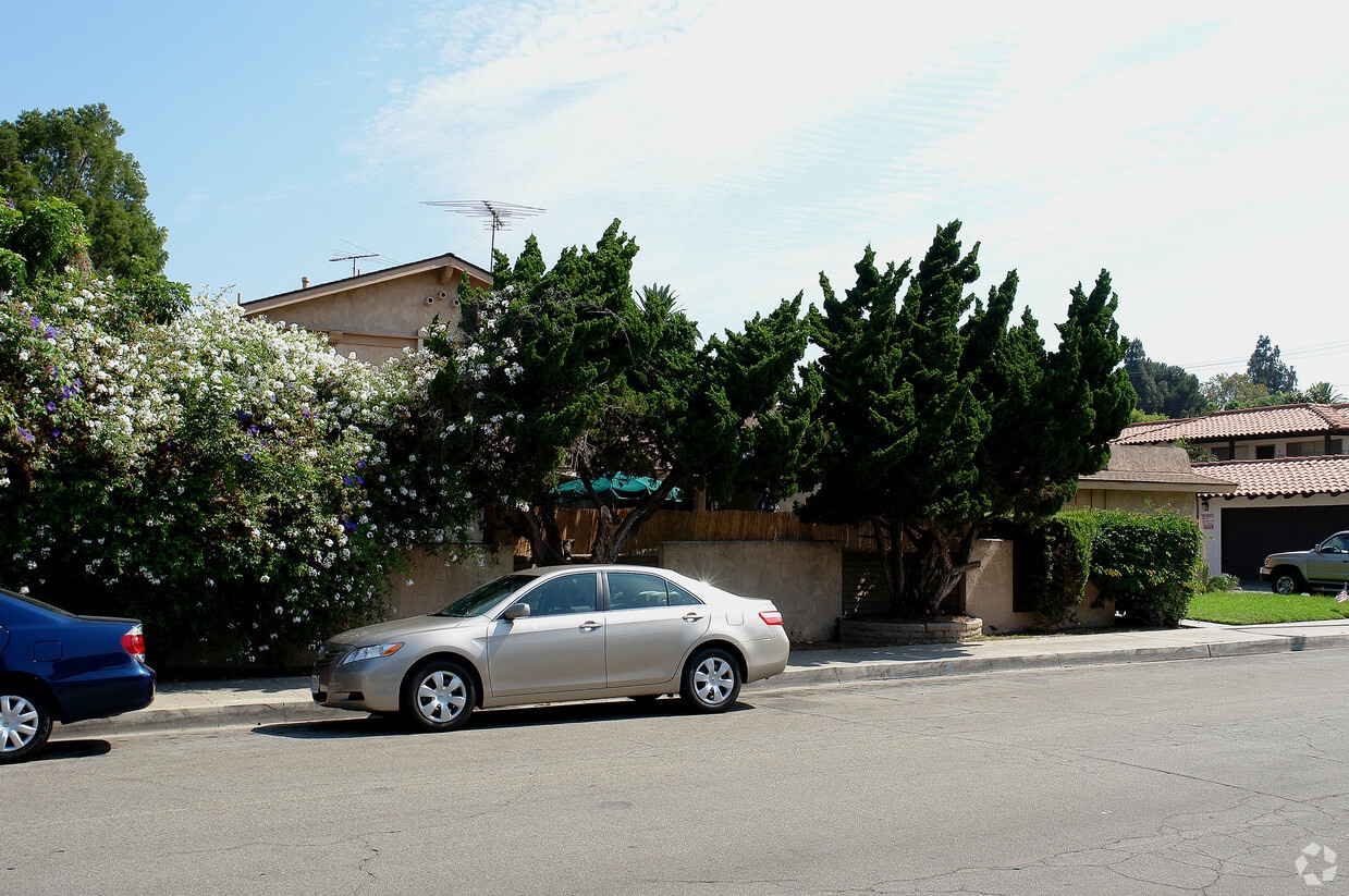 Building Photo - 327 W Kelly Ave