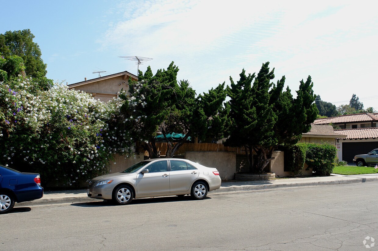 Foto del edificio - 327 W Kelly Ave