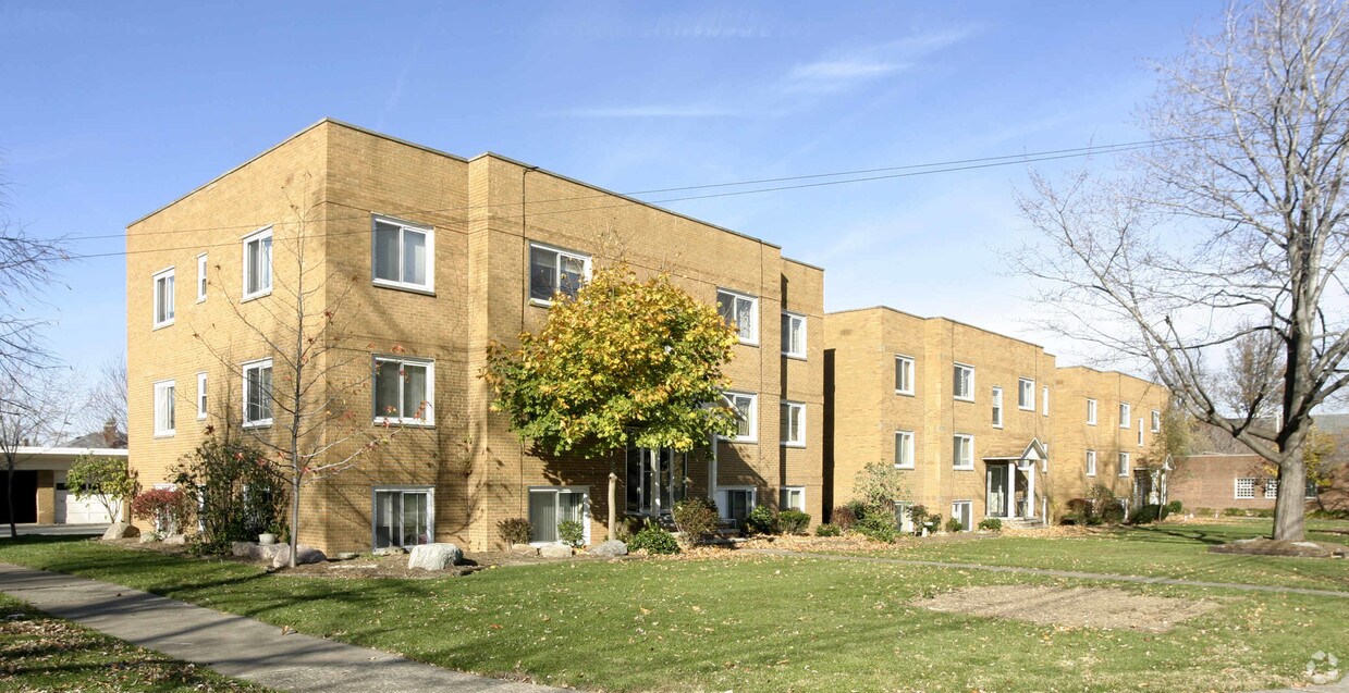 Foto principal - 6384-6402 Ridge Rd