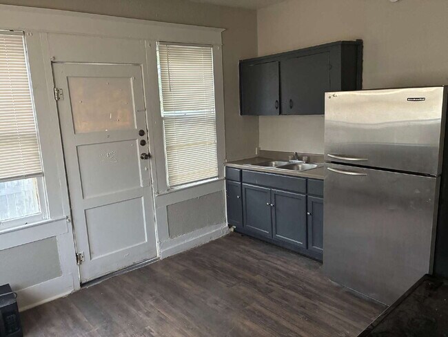 Building Photo - Application Special - South Side One Bedroom Apartment for Rent