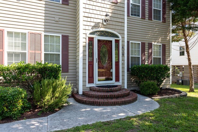 Building Photo - MOVE-IN READY