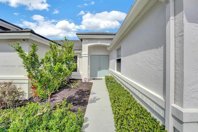 Foto del edificio - 3833 Cypress Lake Dr