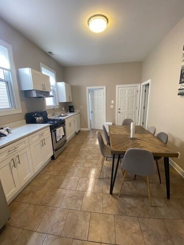 Foto del edificio - 1708 N Troy St