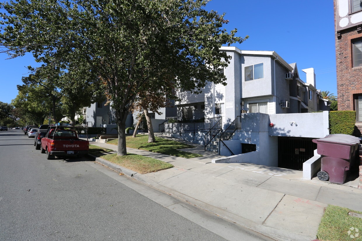 Primary Photo - 323 W Wilson Ave