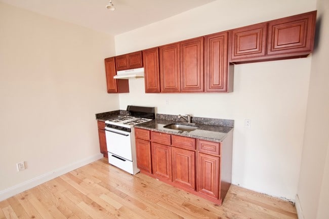 Building Photo - 355 E 187th St