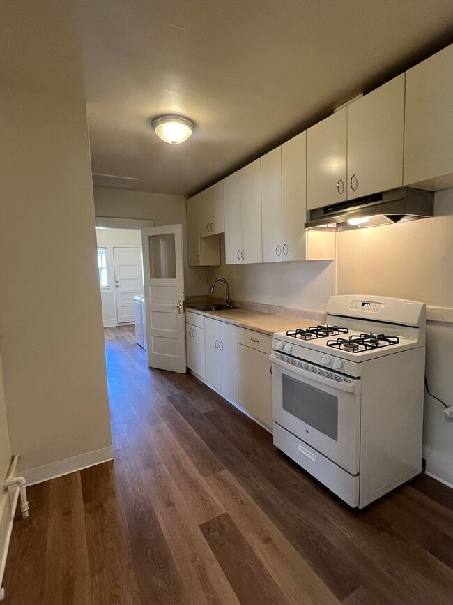 Building Photo - DARLING UPDATED 2 BED APT IN DOWNTOWN SACRAMENTO!!