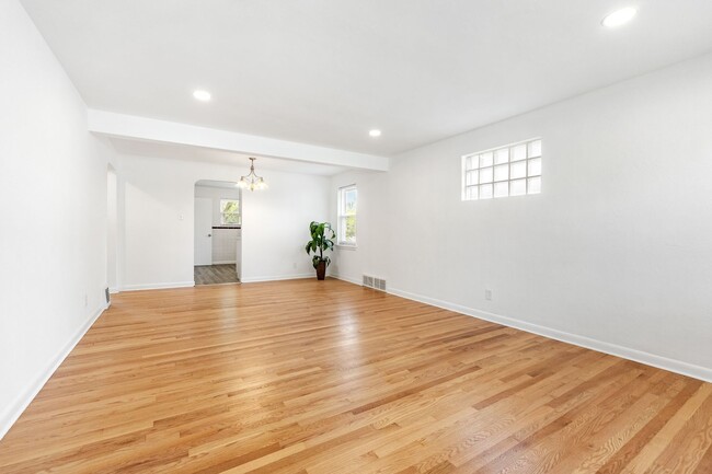 Foto del edificio - 9028 Stansberry Ave