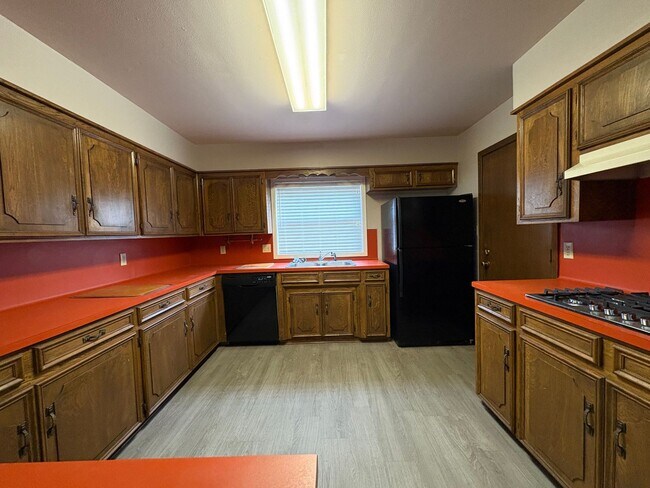 Foto del edificio - Beautiful 3 bedroom/2 bath with Garage and Central Air & Heat!