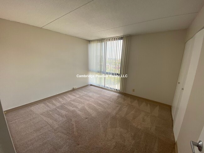 Building Photo - 812 Memorial Dr