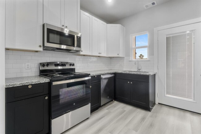 Building Photo - 8153 Tate St