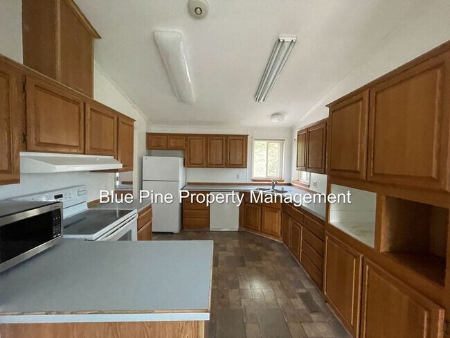 Building Photo - 587 W 10 S