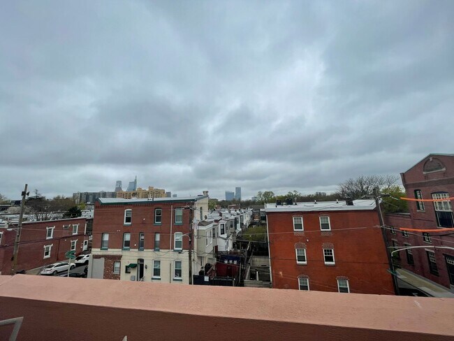 Foto del edificio - 3-bed, 2-bath GIANT townhouse + GARAGE, BA...