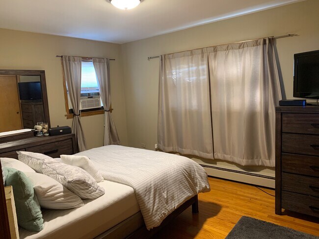Bedroom - 6600 W Devon Ave