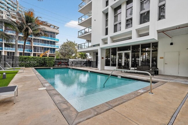 Building Photo - 13800 Highland Dr