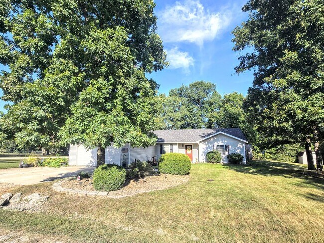 Building Photo - Great home close to post