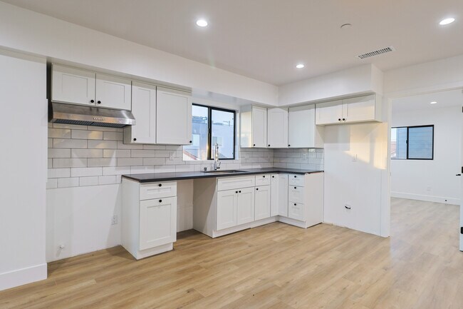 Foto del edificio - 4647 Pickford St