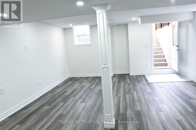 Building Photo - 3 Elston Av