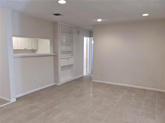 Building Photo - 704 E 22nd St