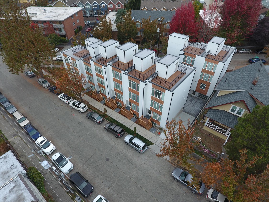Primary Photo - 423 NE Maple Leaf Pl