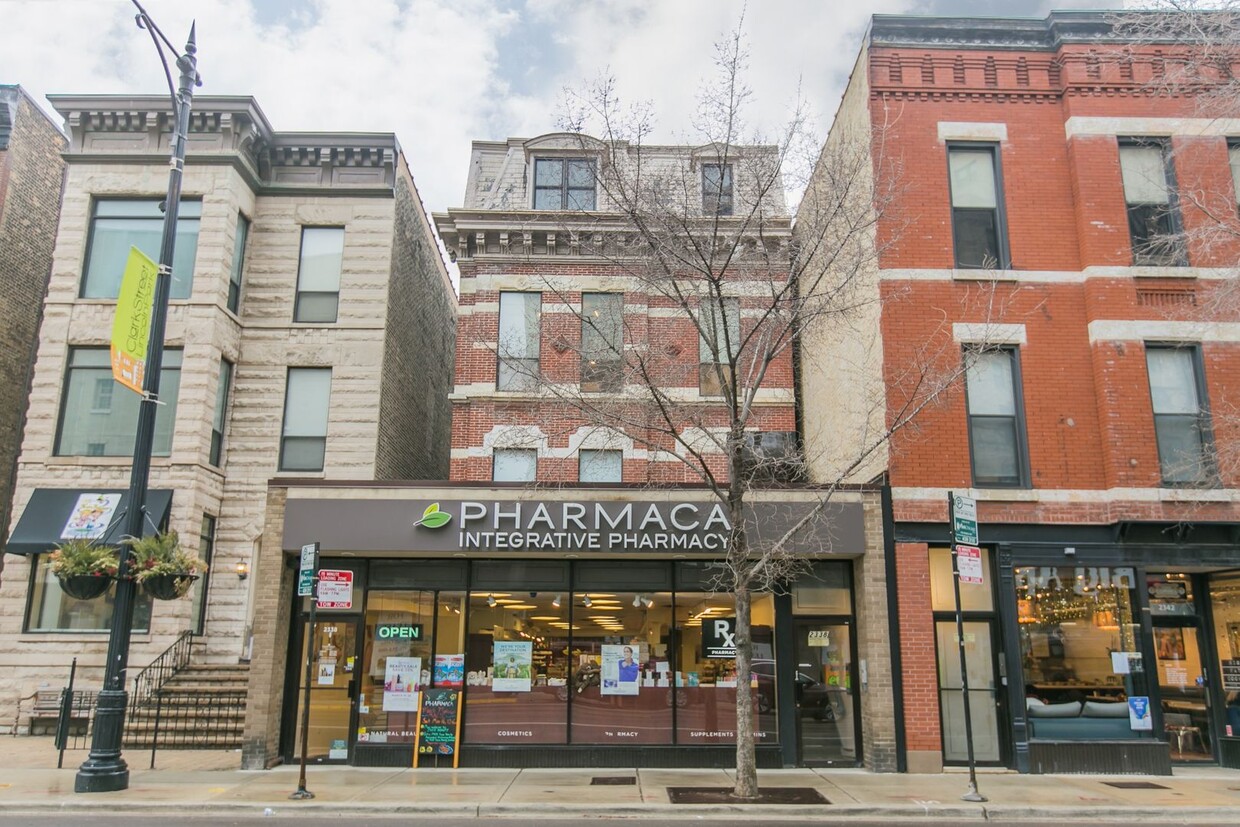 Foto principal - 2338 N Clark St