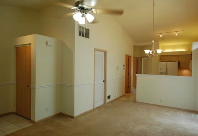 Building Photo - 14019 S Oakdale Cir