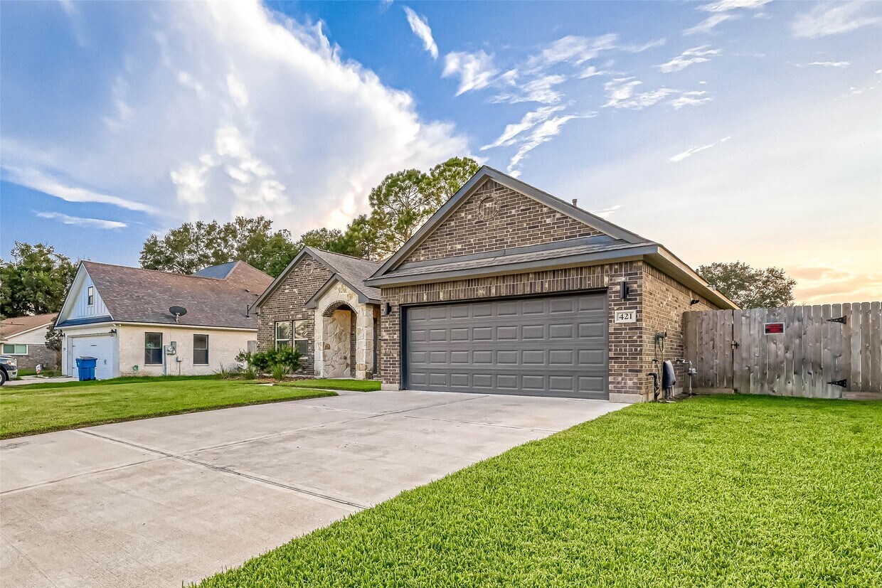Foto principal - 421 N Amherst Dr