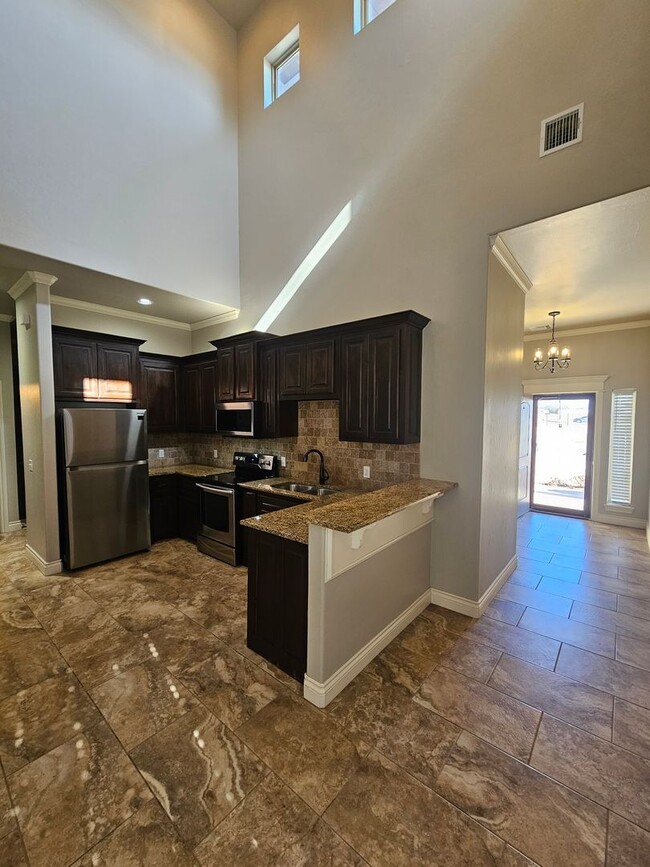 Building Photo - (2) Bed/(2.5) Bath Townhome in Gated Commu...