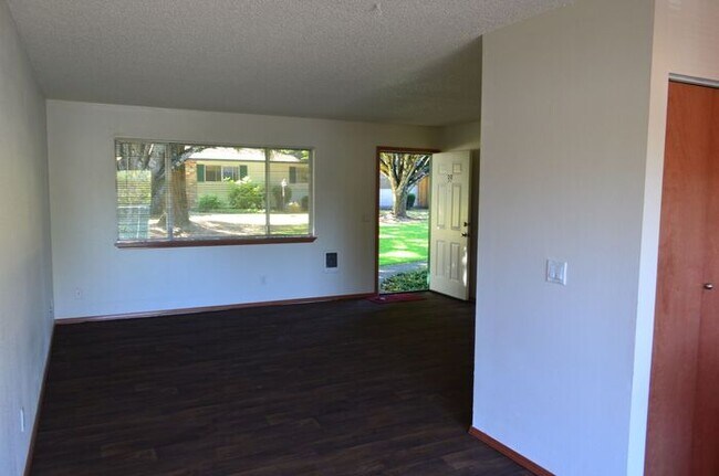 Building Photo - 3 bedroom, single level, with HUGE private yard!