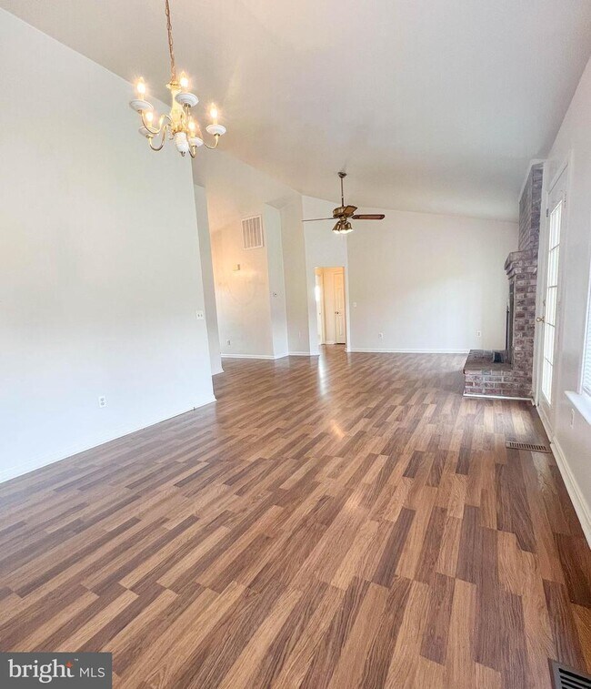 Foto del edificio - 48 Cambridge Ct