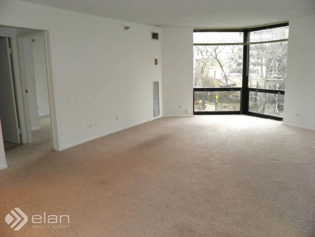 Building Photo - 1120 N La Salle Dr