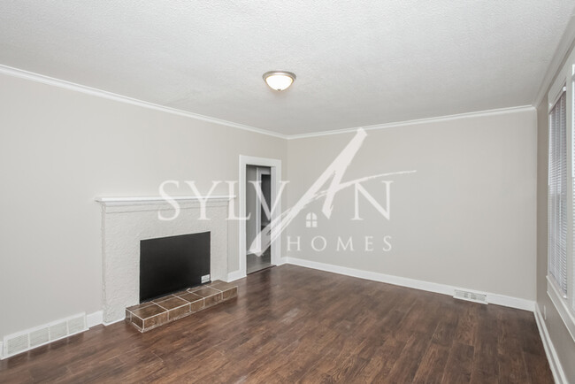 Building Photo - The living is easy in this 3 bedroom, 1 ba...