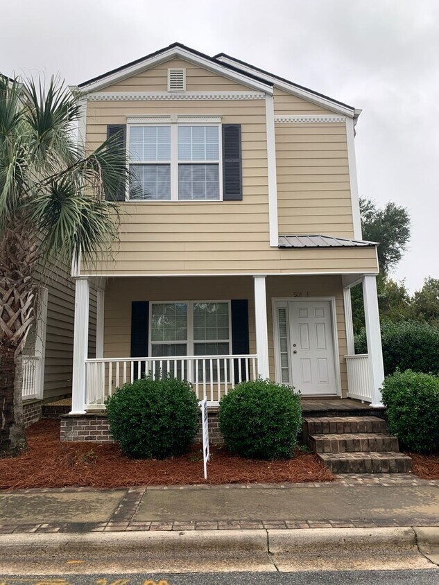 Foto principal - 3 Bedroom 2 1/2 Bath Townhome