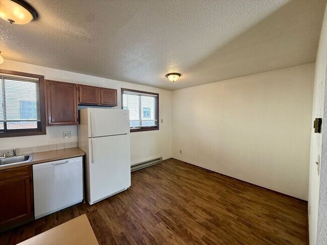 Foto del edificio - Cozy 2 Bed/1 Bath Apartment in North Loveland. New Wood Floors! RENT INCLUDES: Gas/Water/Sewer/Trash