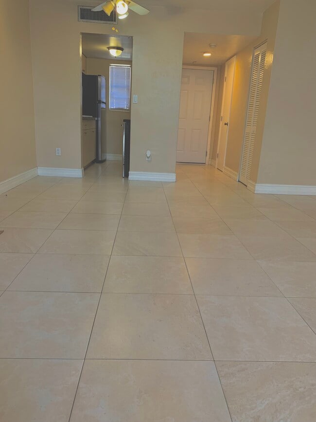 Building Photo - 10901 N Kendall Dr