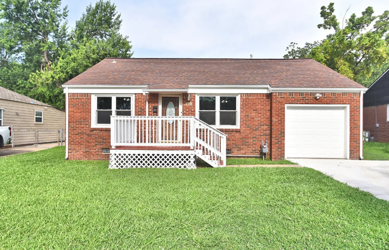 Foto principal - Charming 2 Bed / 1 Bath + Sunroom/Breakfas...