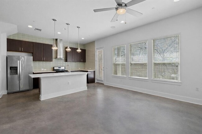 Building Photo - 8922 Menchaca Rd