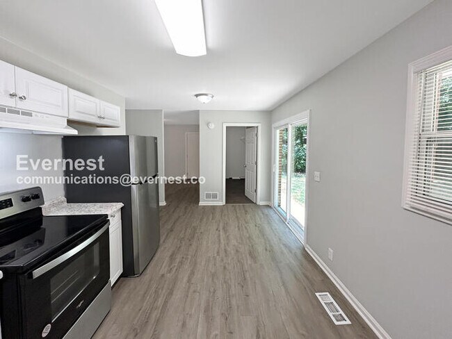 Foto del edificio - 2463 Montezuma Cir