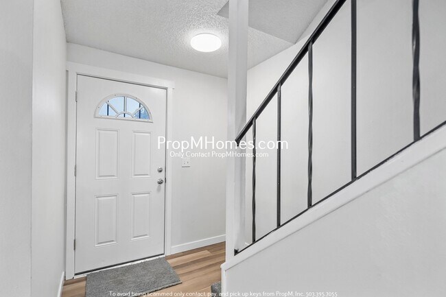 Building Photo - Two Bedroom Duplex in Hillsboro - Updated ...