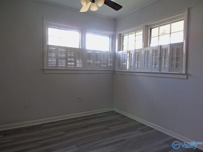Building Photo - 2120 Birchwood Dr NE