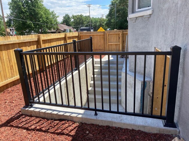 Building Photo - Highlands 2 BDR Basement Unit - All Utilit...