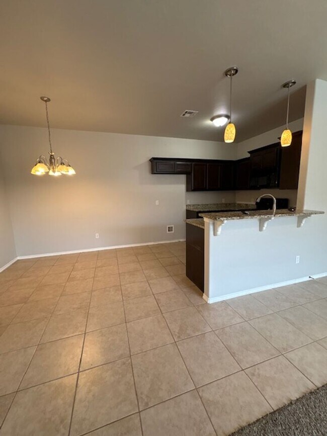 Building Photo - 3br 2ba duplex with 2 car garage!