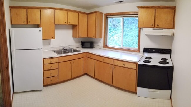 Shared kitchen - 3776 SW Fairhaven Dr