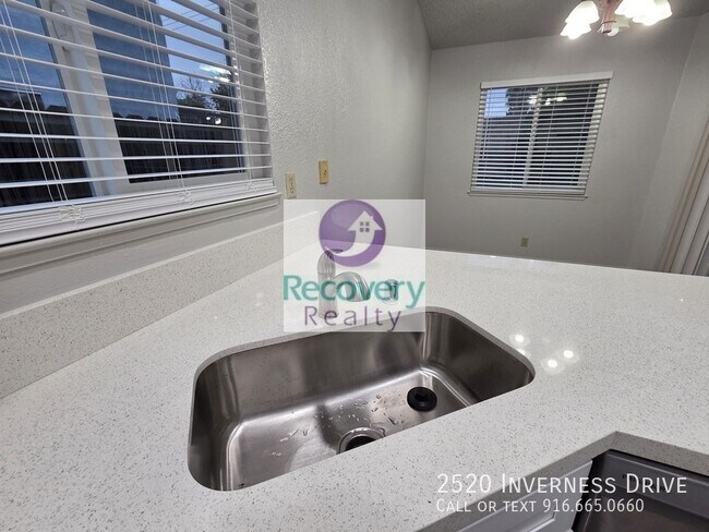 Foto del edificio - 2520 Inverness Dr