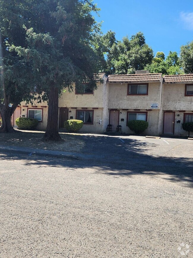 Building Photo - 1125 Delphinium St